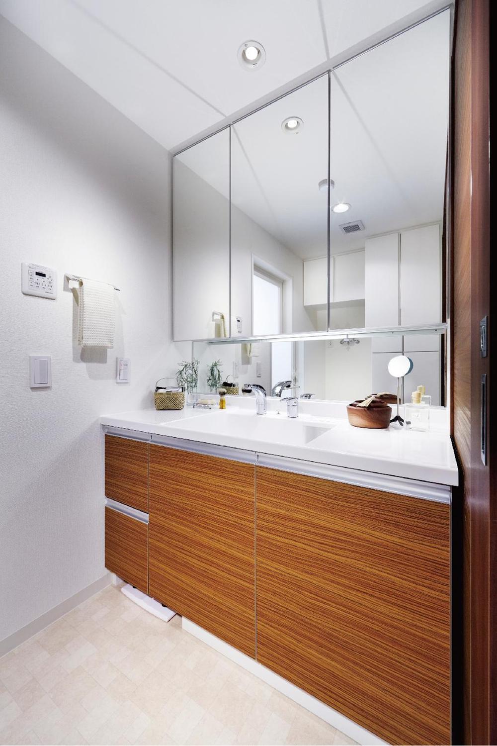 Wash basin, toilet. Three-sided mirror ・ Shower head