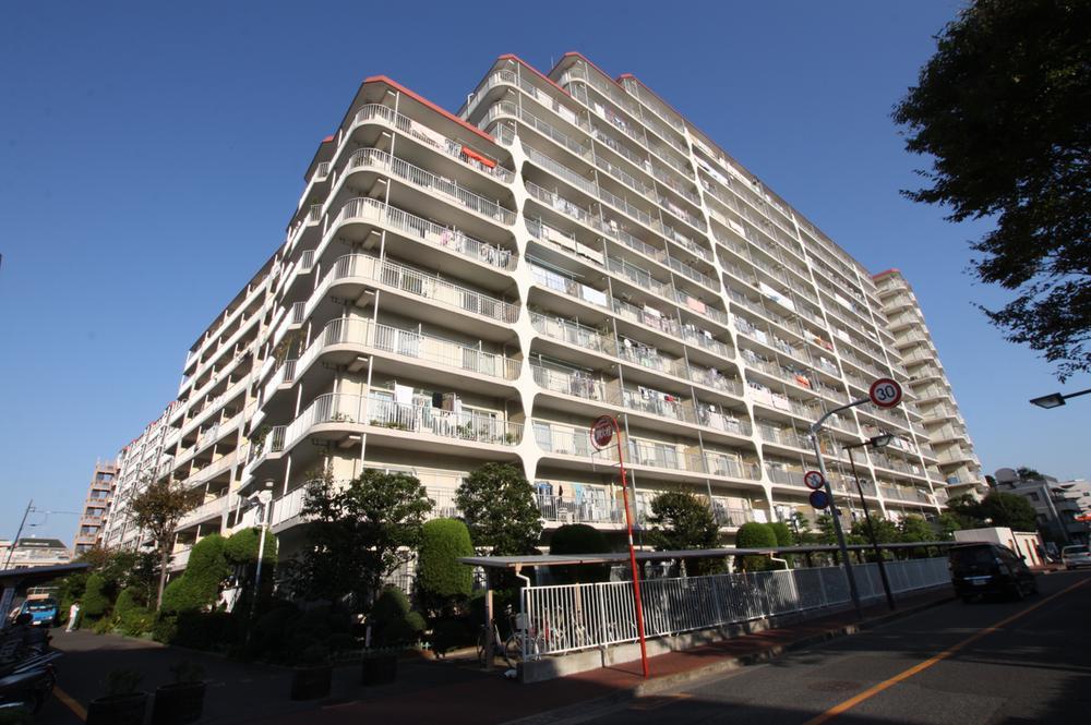 Local appearance photo. Plenty is a renovation mansion of our full renovation brand "CHRONICLE" specification using natural solid wood.