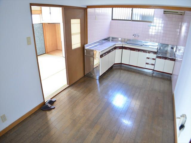 Living. Together with the Japanese-style room spacious to living