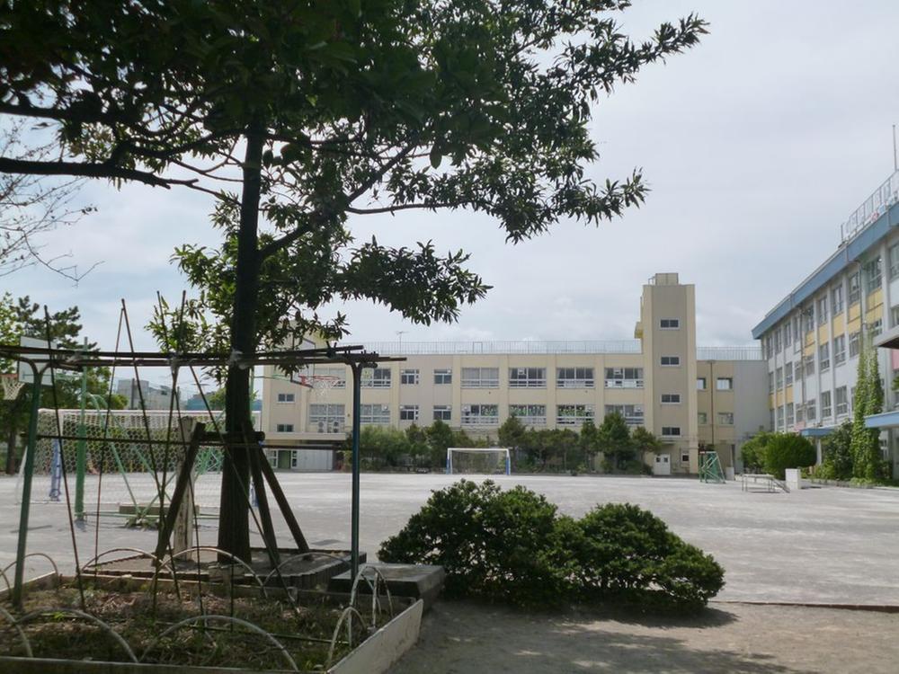Primary school. 547m to Edogawa Ward Shimokamada Nishi Elementary School