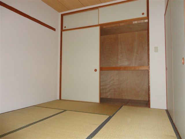 Living and room. It is a photograph of the same property by room. (Reference photograph)