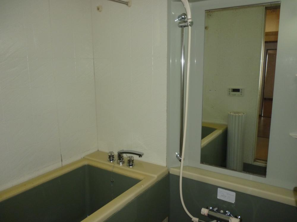 Bathroom. Indoor (11 May 2013) Shooting