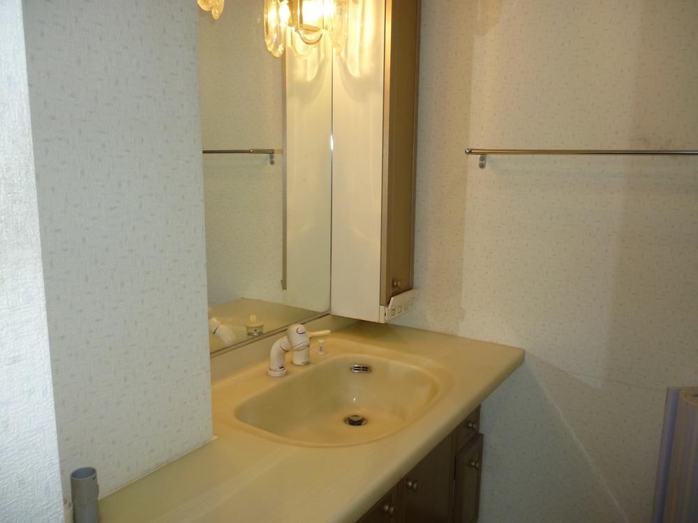 Wash basin, toilet. Indoor (11 May 2013) Shooting