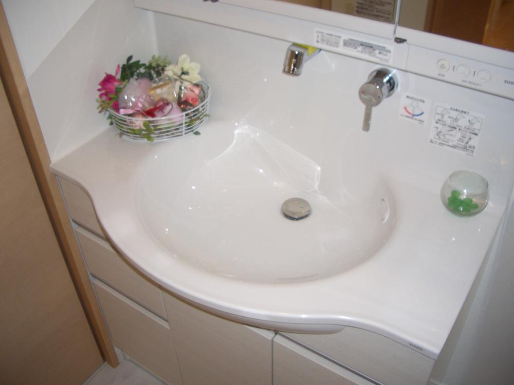 Wash basin, toilet. Washbasin good usability round type