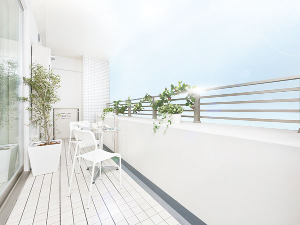 Living.  [Feel the pleasant breeze, Open space] Open balcony of the south-facing is, Or the gardening put such as planter, Enjoy the reading out of the chair, + Is a comfortable space that can be used as a space of α. (balcony)