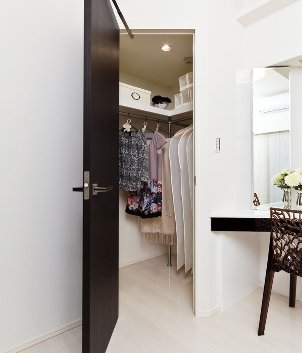Receipt.  [Walk-in closet] The 3LDK type, Set up a walk-in closet that can store plenty. Of course, all season of costume, It is also useful for storage of those bulky, such as bedding and bags such.