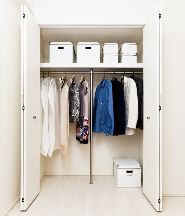 Receipt.  [closet] Easy Chugami the closet door, It was adopted also easy to enter and exit a big thing Orito. Ceiling height is also firmly secured, You can store plenty.