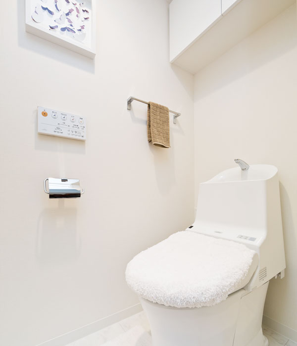 Bathing-wash room.  [toilet] It adopted a "super water-saving toilet.", Specification is kind to households to the environment. Will help to conserve water in the eco small button mounted.