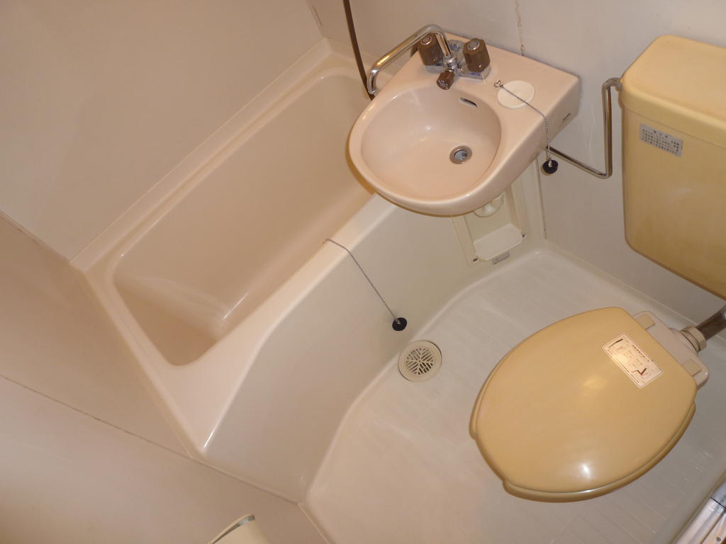 Bath. Washbasin