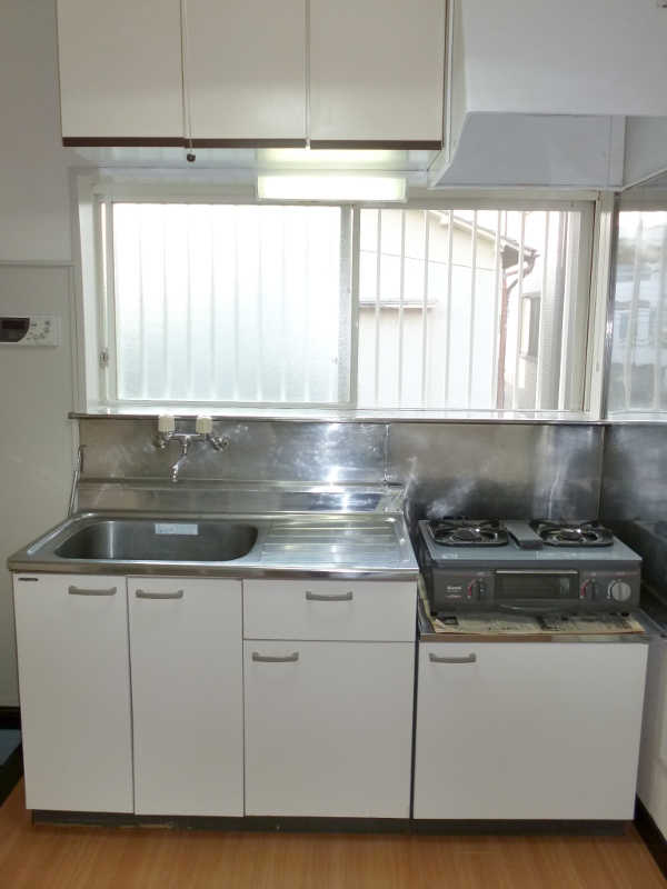 Kitchen. Yes window