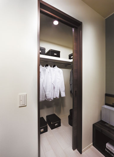 Receipt.  [Walk-in closet] It can be stored from the wardrobe to the season supplies, The take-out easy walk-in closet has been adopted in all dwelling units.