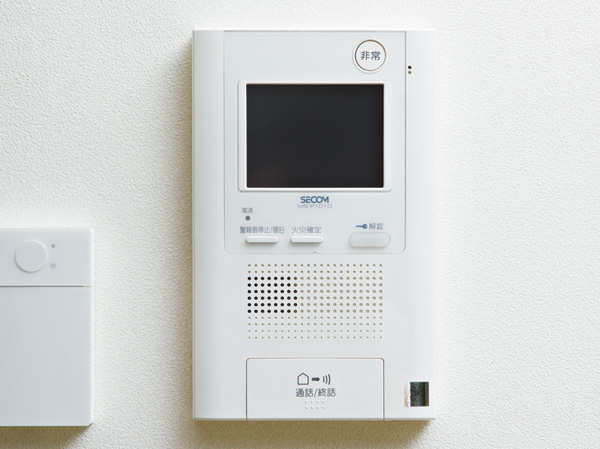 Security.  [Intercom with TV monitor] In a TV monitor with intercom in the dwelling unit, Image the figure of visitors in front of the windbreak room ・ You can unlock from check with voice.