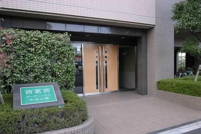 Entrance.  [1998 built in a beautiful entrance] It has also been landscaped around the apartment.