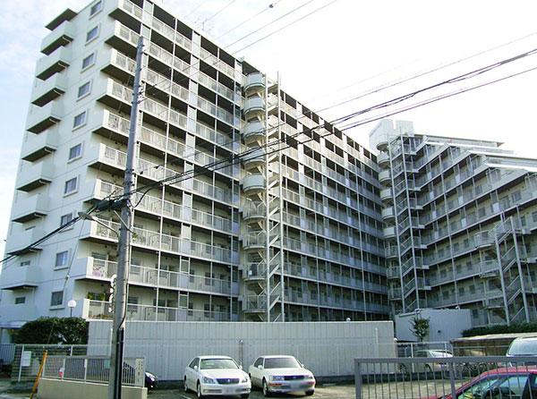 Local appearance photo. Large-scale apartment of the total number of units 166 units It is a new quake-resistance standards