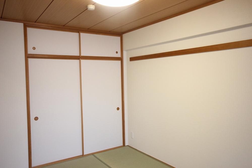 Non-living room. Amount of storage abundant space to Japanese-style
