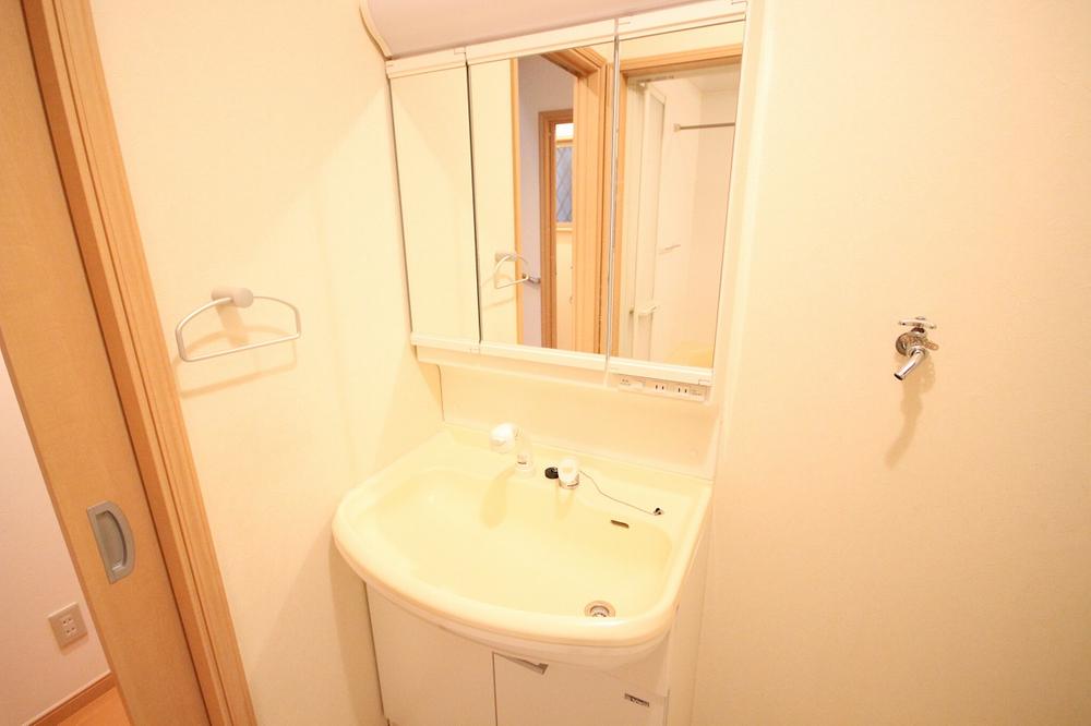 Wash basin, toilet. There are many storage space, It is a three-sided mirror