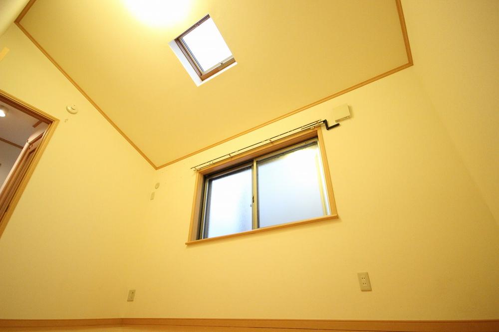 Non-living room. There is a skylight, It becomes bright space