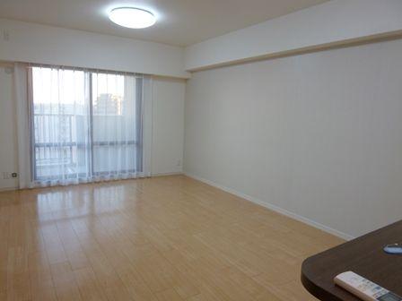 Living. ~ It is settled new interior renovation ~ All room is facing the balcony. Southeast corner room, Exposure to the sun ・ View is good.  Pet breeding Allowed (bylaws Yes).