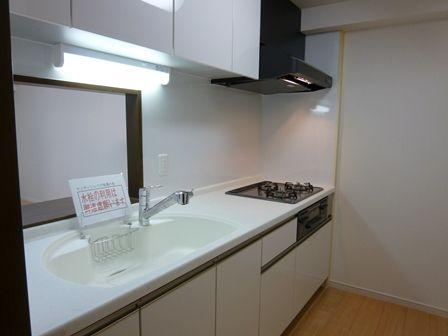 Kitchen. The kitchen is 2WAY, It is smooth leads to the wash room.