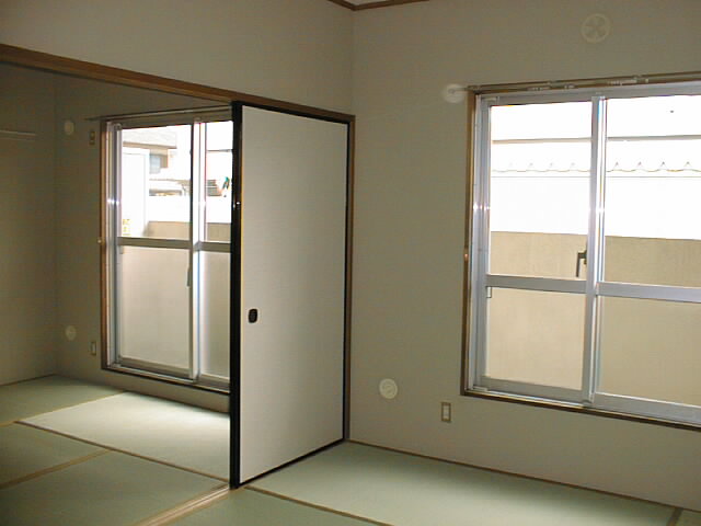 Living and room. Daytime because the south-facing that is bright even without wearing the electrical!