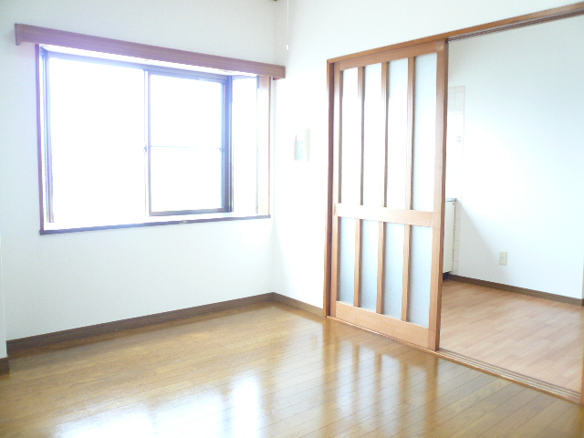 Living and room. Bay windows with sun per good ☆