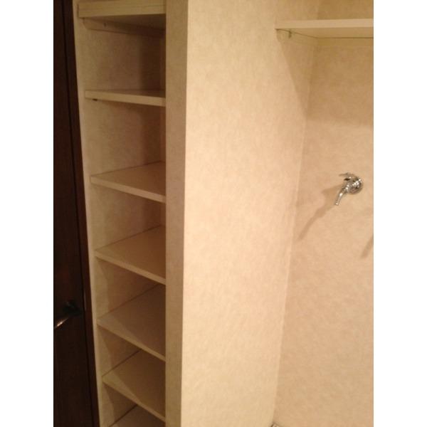 Receipt. With linen vault in dressing room