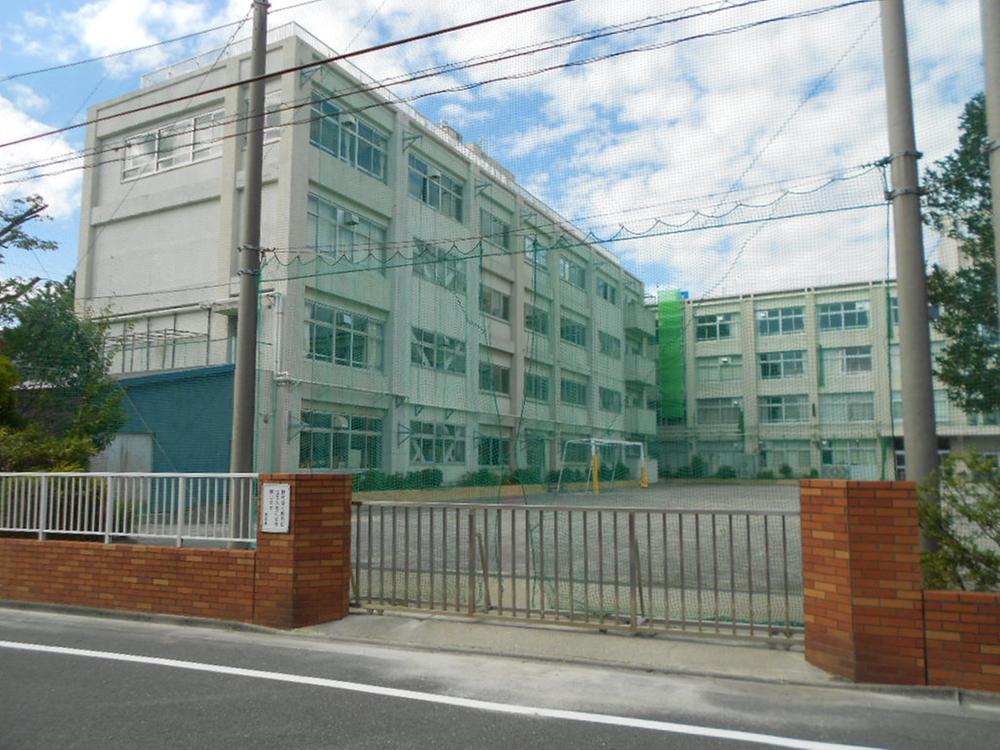 Junior high school. 76m to Edogawa Ward Koiwa first junior high school