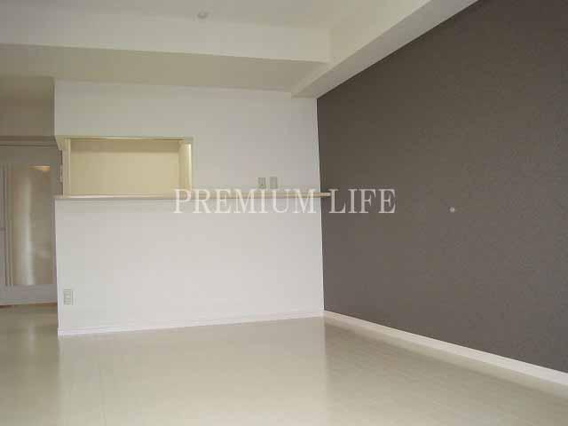 Living.  [10.1 Pledge - Living] It is already the room renovation!