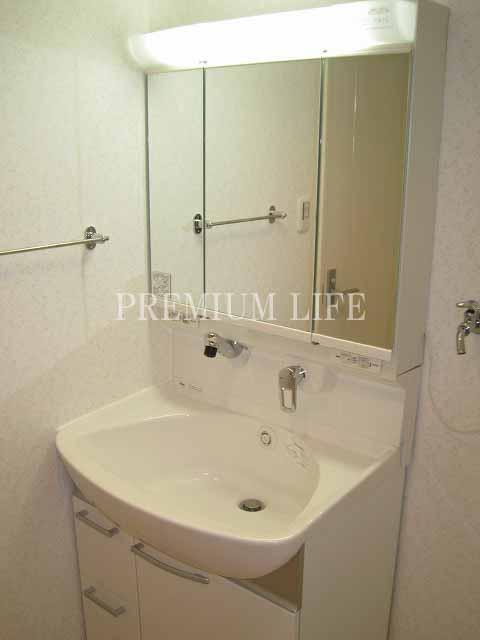 Wash basin, toilet.  [Independent wash basin] Storage enhancement, Easy to use is a large mirror.