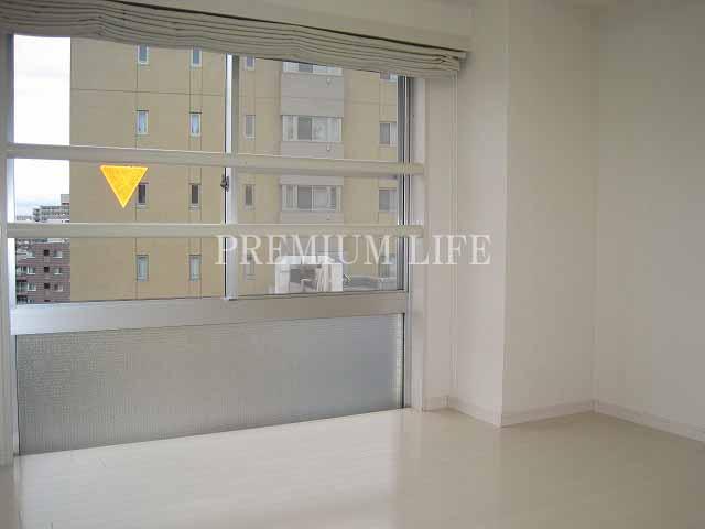 Non-living room.  [5 Pledge - Western-style] Large windows on the north side. Lighting of the room is adopted LED lighting.