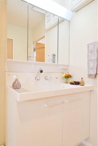 Wash basin, toilet. Wash basin