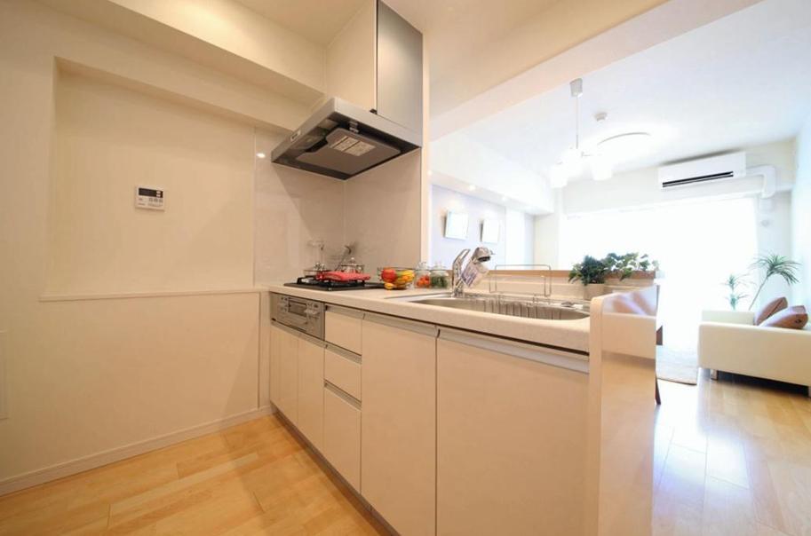 Kitchen.  [Counter Kitchen] It will be able to do housework while looking at the state of the family.