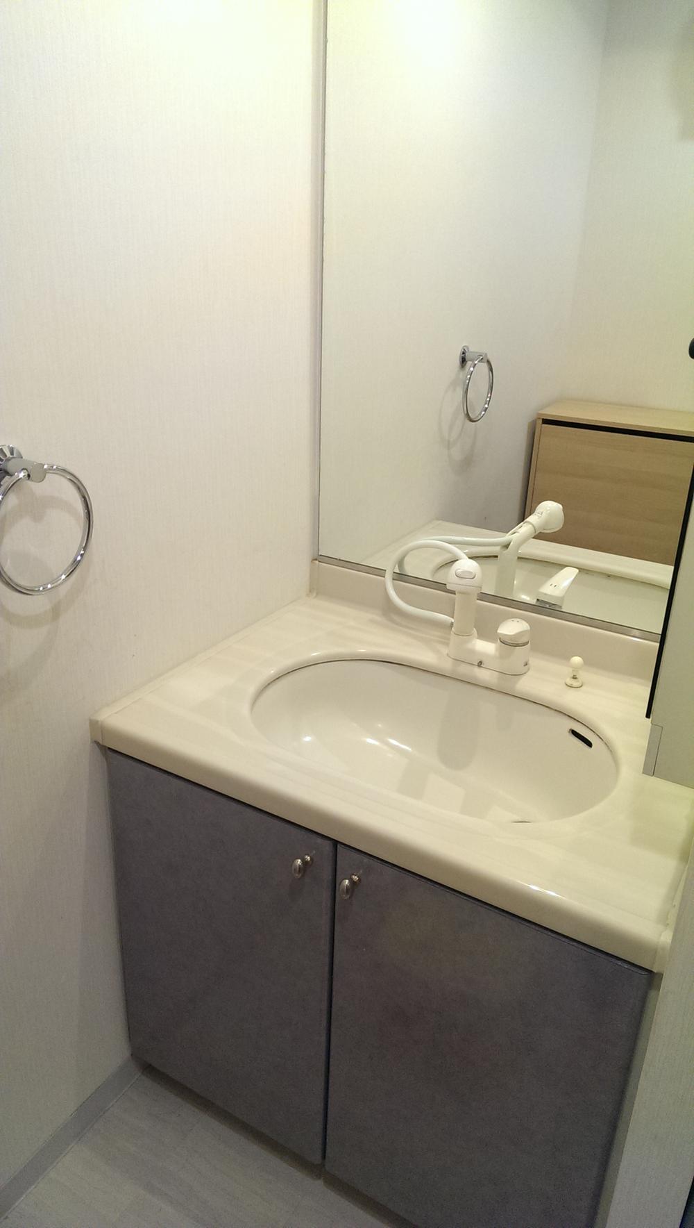 Wash basin, toilet. Indoor (12 May 2013) Shooting