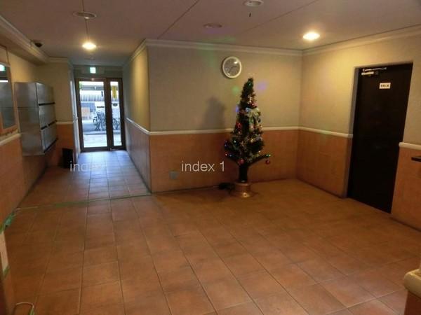 Entrance. Living environment is good also nearby, such as shopping mall!