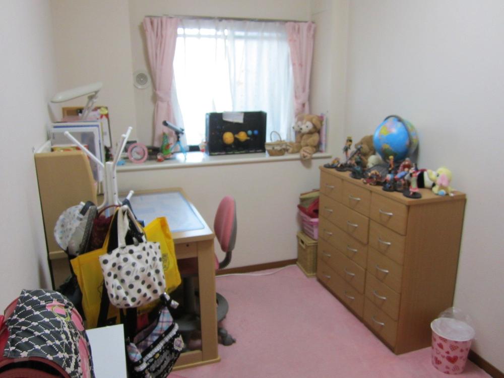 Non-living room. Western is a 5 Pledge of rooms. Since it is out frame construction method is the beam is not easy-to-use rooms. Recommended for children's rooms!