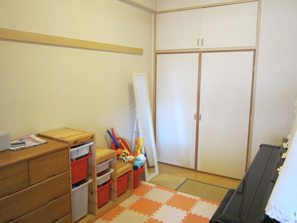 Non-living room. LDK is next to the Japanese-style room. Step between the LDK without any Even if you're calling a small child and burnished you can use with confidence.