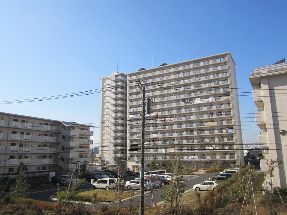 View photos from the dwelling unit. It is the scenery of the balcony front. Is there a building but also away about 80m before. Balcony Dehaba is about 1900mm!