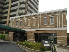 Entrance. A porte-cochere entrance Mansion. Etc. After a big shopping is very convenient!