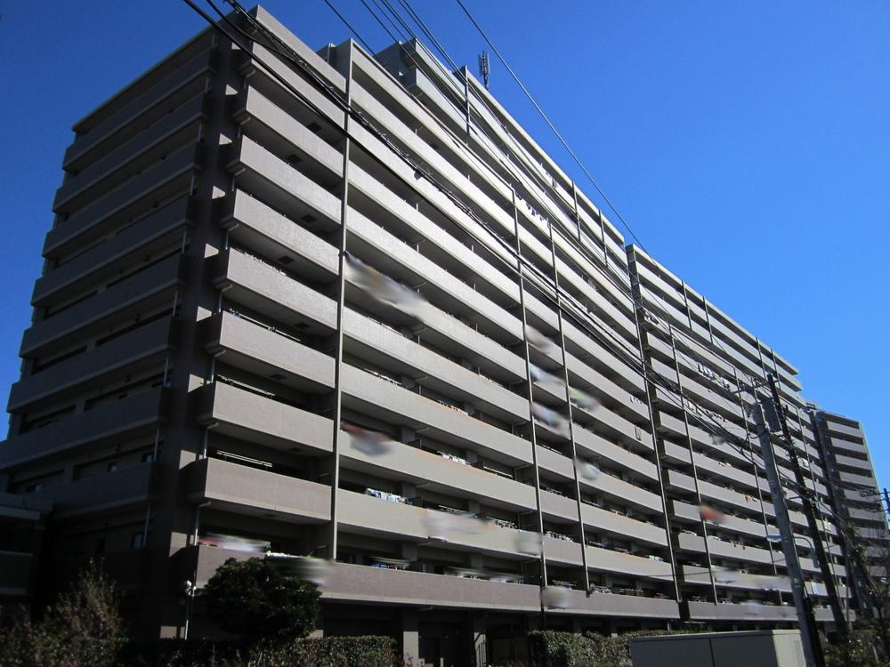 Local appearance photo.  [Mansion appearance] It is the appearance of the Forest wing side.