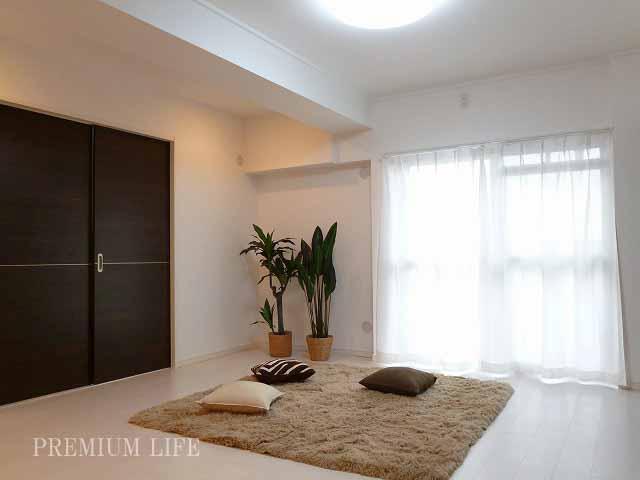 Living.  [living] Space of family reunion spread refreshing light.