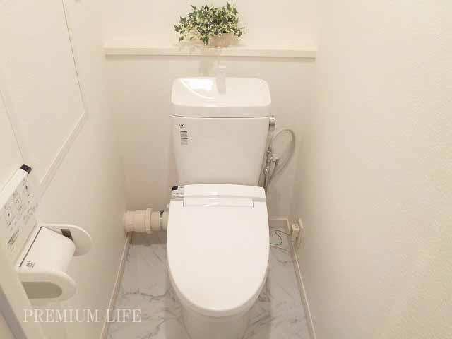 Toilet.  [toilet] A clean Washlet toilet.