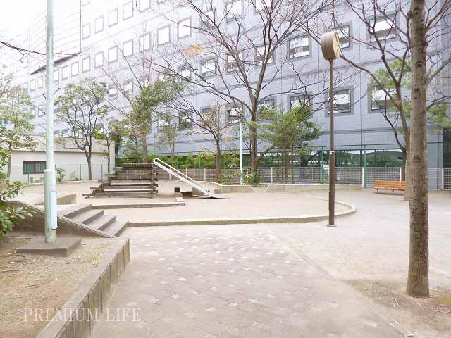 Other common areas.  [courtyard] Green also many on-site, There is also space to play is child.