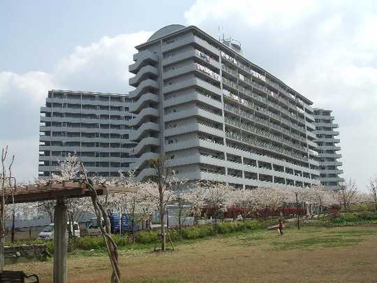 Local appearance photo. Total units 256 units of the big community. Hasekokomyuniti is the management.