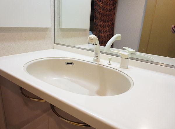 Wash basin, toilet. It is a single faucet lever of shower function
