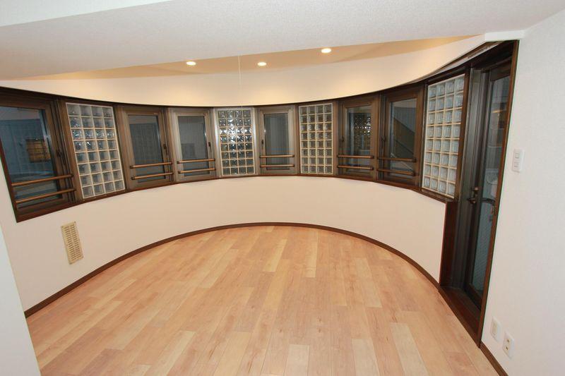 Living. The window of the R shape is characteristic living dining