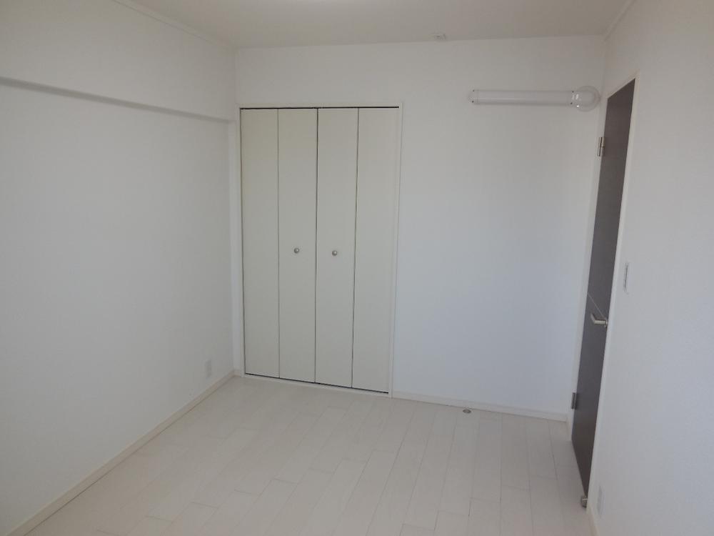 Non-living room. Air conditioning of the preceding piping has been decorated in all rooms