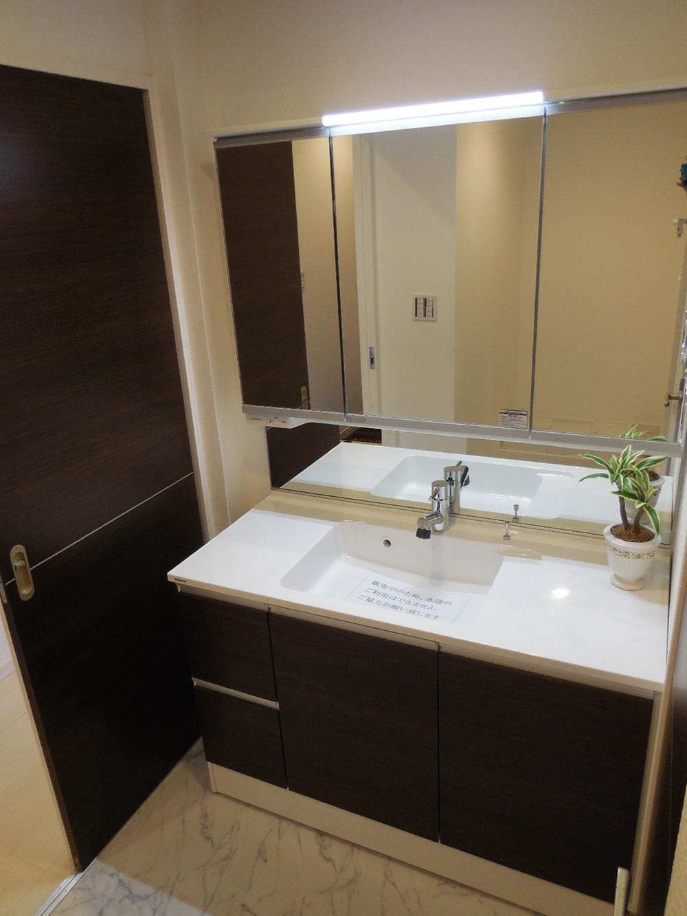 Wash basin, toilet. Three-sided mirror ・ Vanity shower faucet type, Is how relaxed the size of the wide 1200