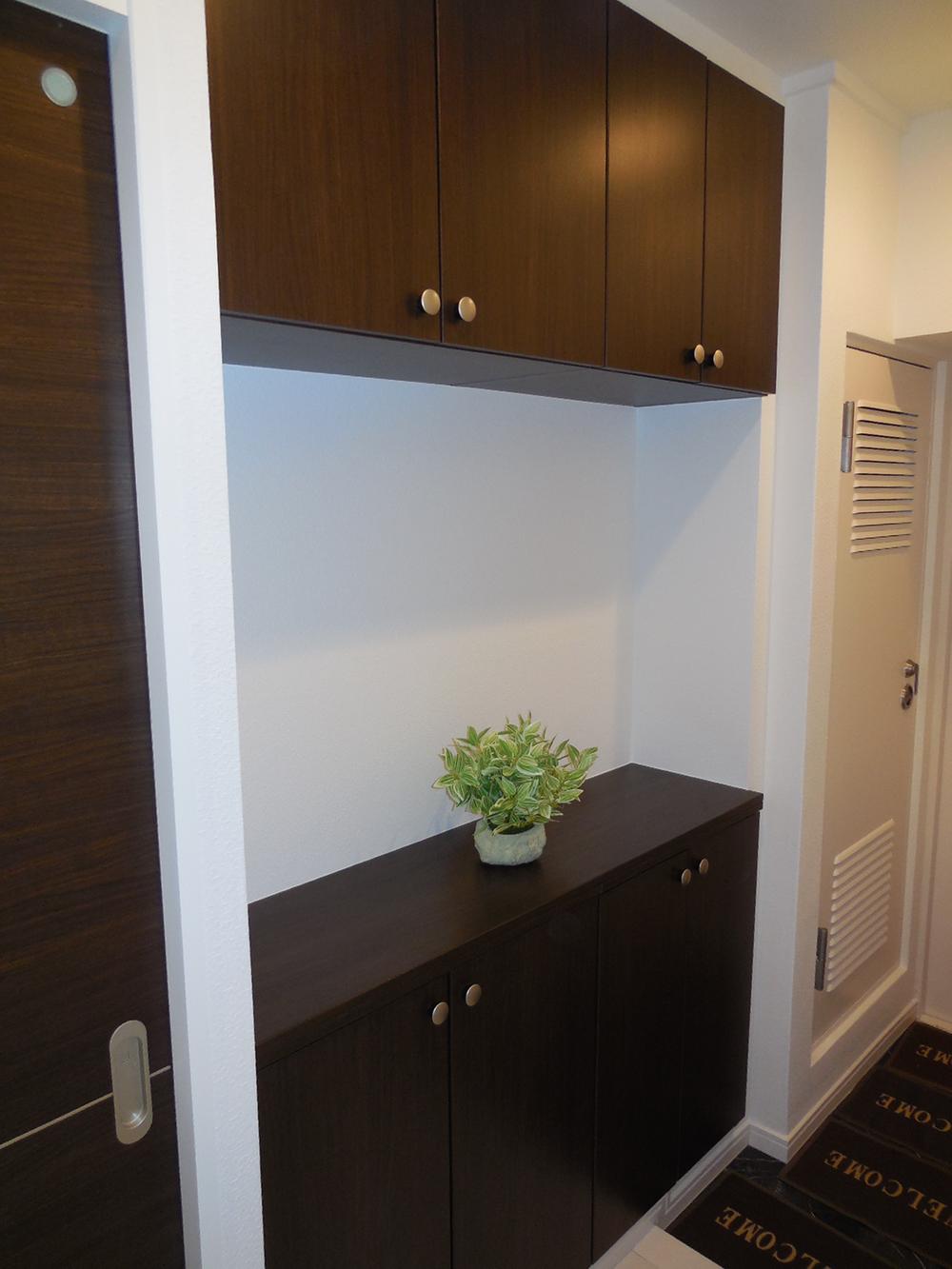 Receipt. In a large front door storage, Also Katazuki neat shoes