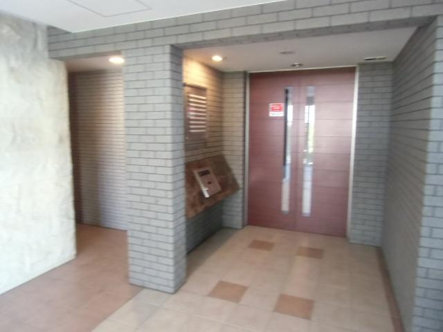 lobby. The entrance hall has a auto lock.