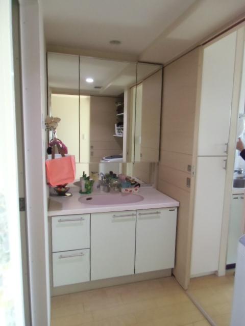 Wash basin, toilet. Indoor (12 May 2013) Shooting. Kitchen and washroom, Bathroom is not connected is easy to use is a good floor plan.